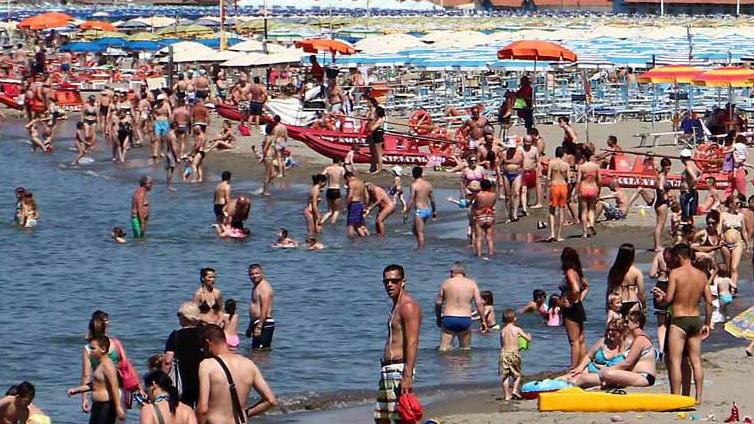 Spiaggia libera, bocciati i servizi igienici e le docce