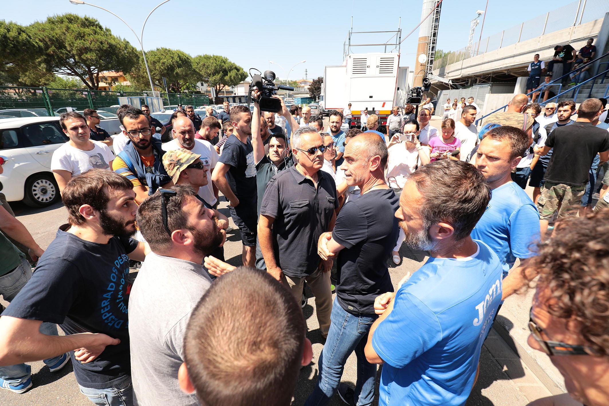 Martusciello circonato dai tifosi (foto agenzia Carlo Sestini)