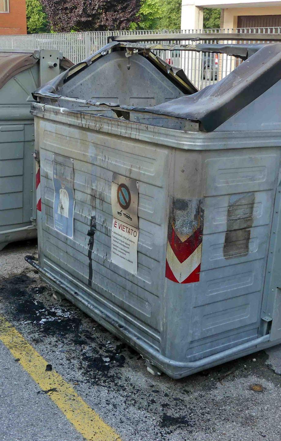 Indagini serrate dopo i raid contro i cassonetti dei rifiuti