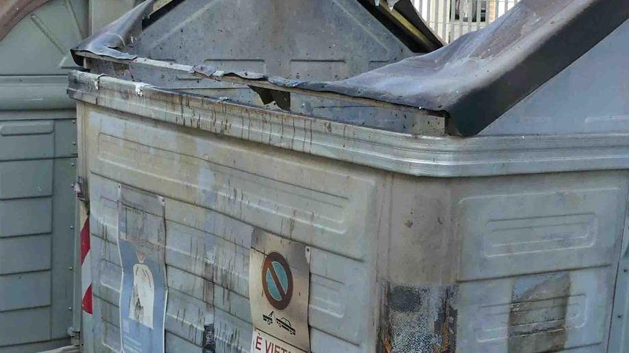 Indagini serrate dopo i raid contro i cassonetti dei rifiuti