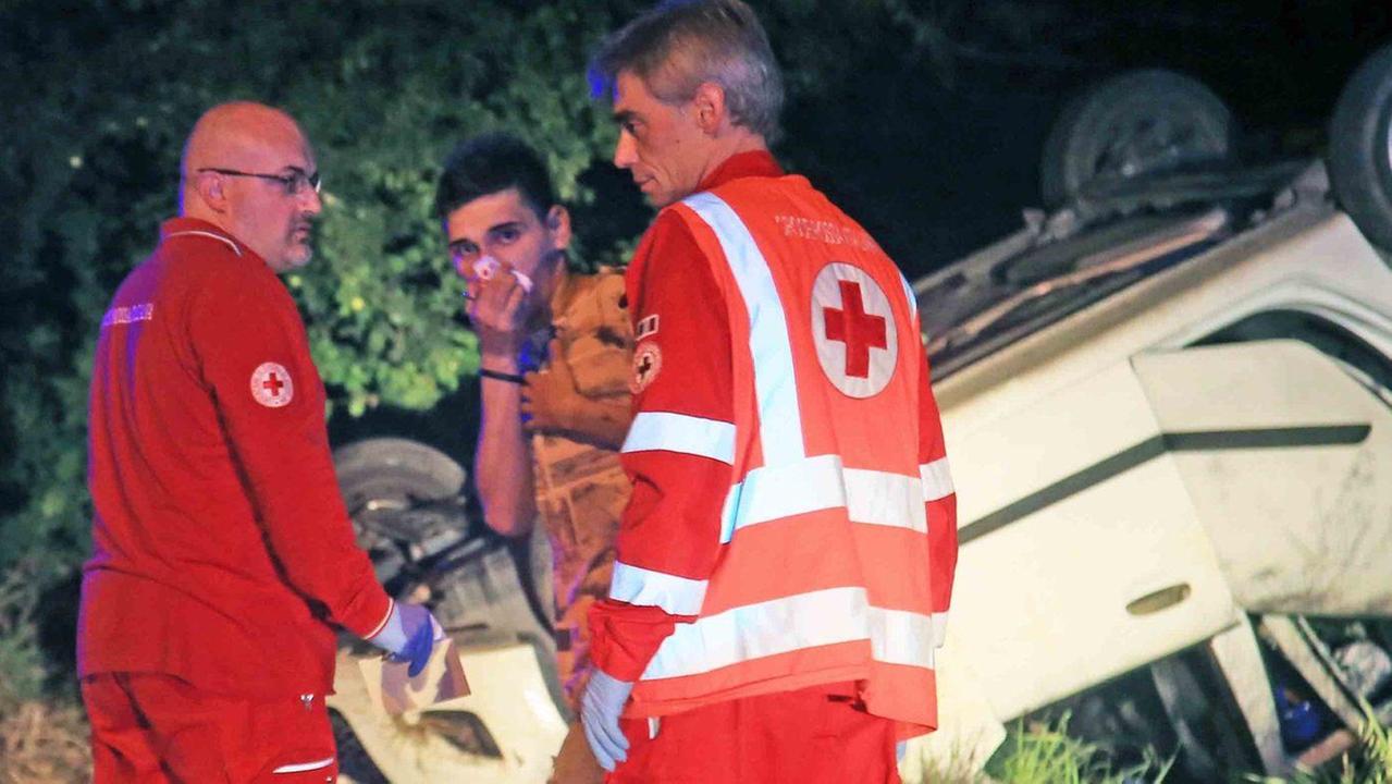 Si ribaltano con l’auto, cinque feriti