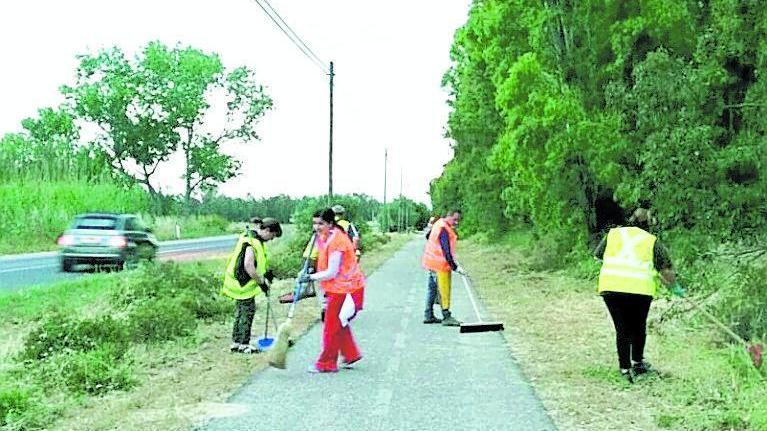 La ciclabile ripulita da politici e volontari Manuela Pintus, alla guida di Arborea: «Risorse insufficienti per i fabbisogni del decoro urbano»
