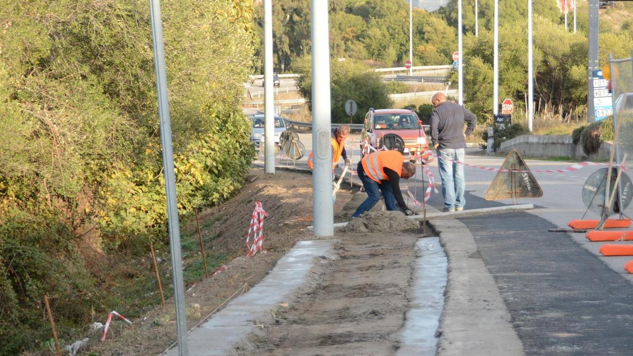 Lo Stato non risponde ecco i sindaci fai da te Amministratori sempre più spesso costretti a fare gli operai o i giardinieri Accade nelle piccole realtà a causa dei drastici tagli alle autonomie locali