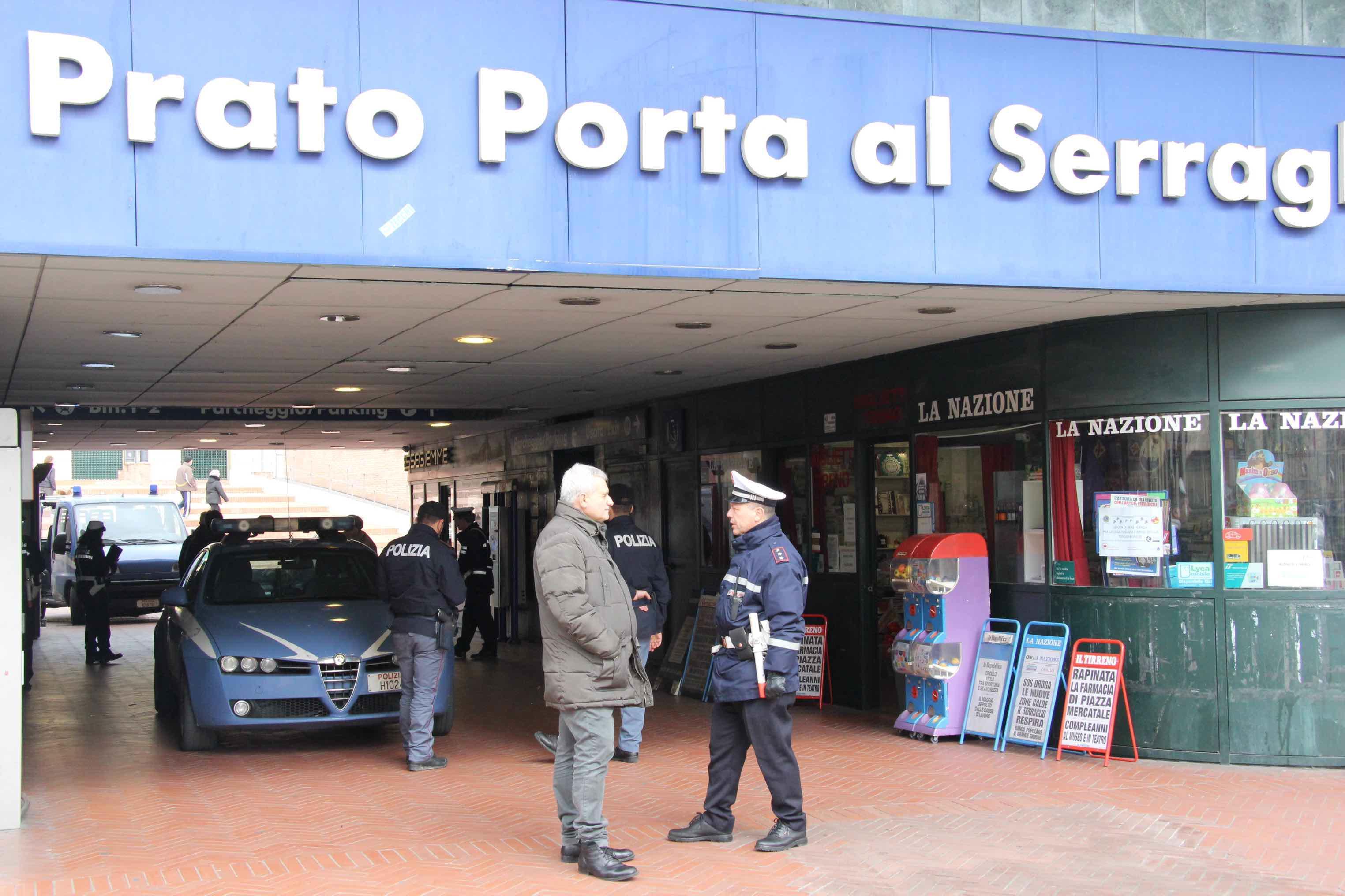 Una volante della polizia alla stazione del Serraglio (archivio)
