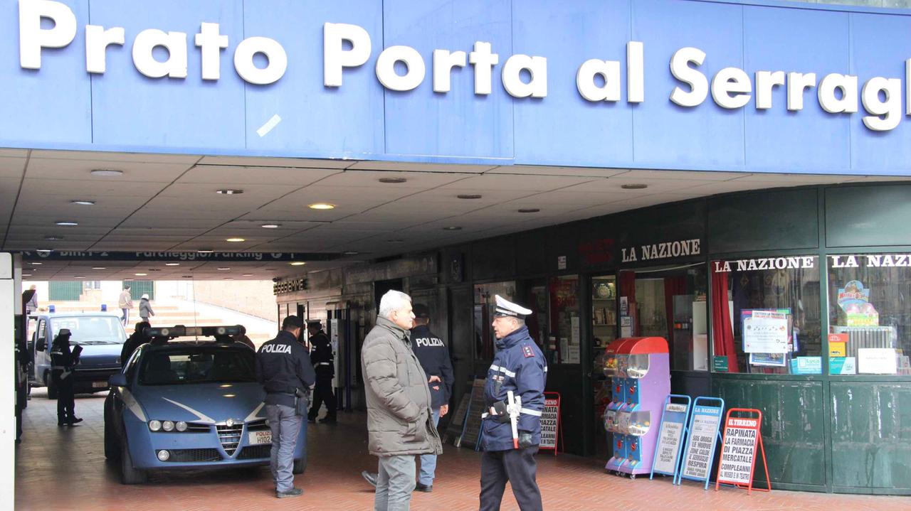Una volante della polizia alla stazione del Serraglio (archivio)