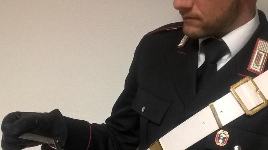 Boretto: il figlio gli nega i soldi per le sigarette, lo minaccia col coltello