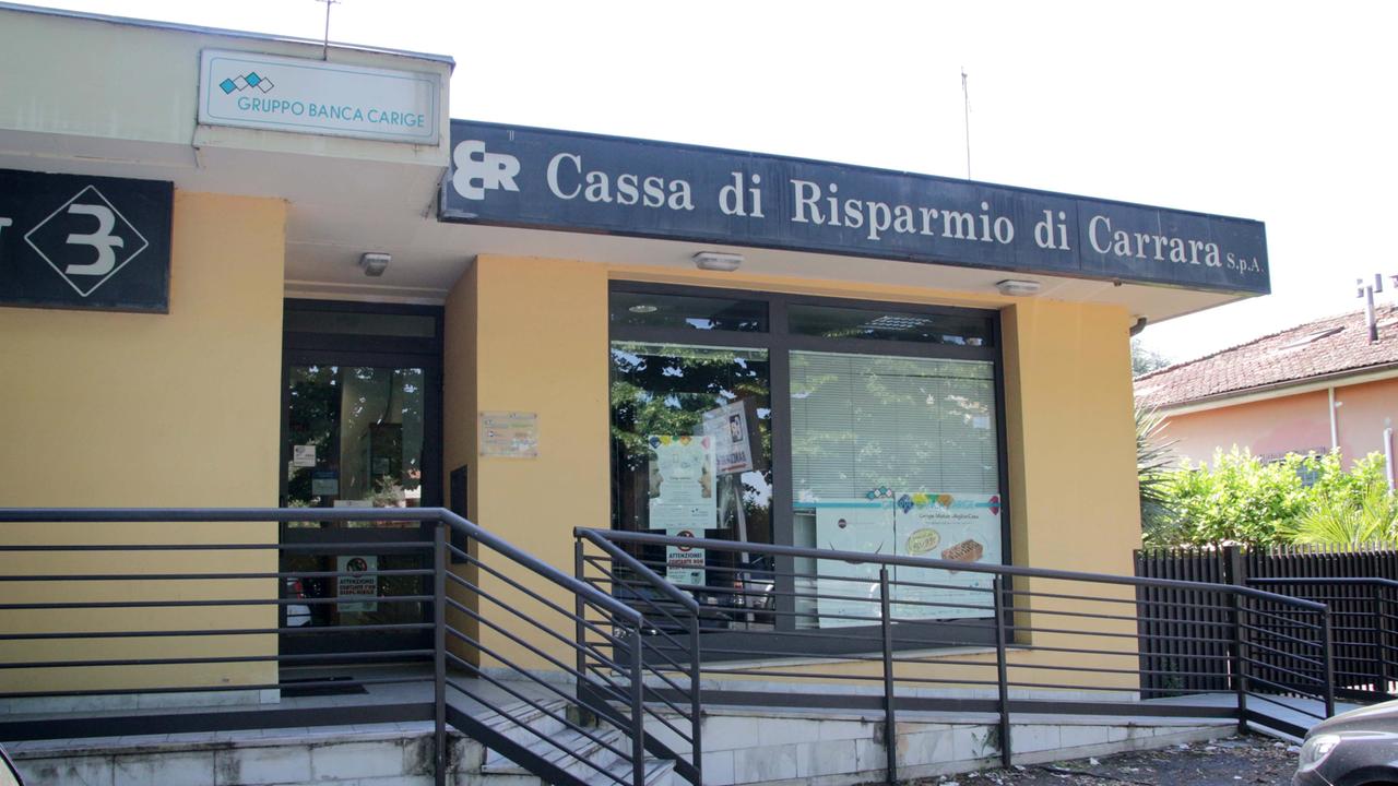 Colpo in banca, ladri in fuga con oltre 10mila euro