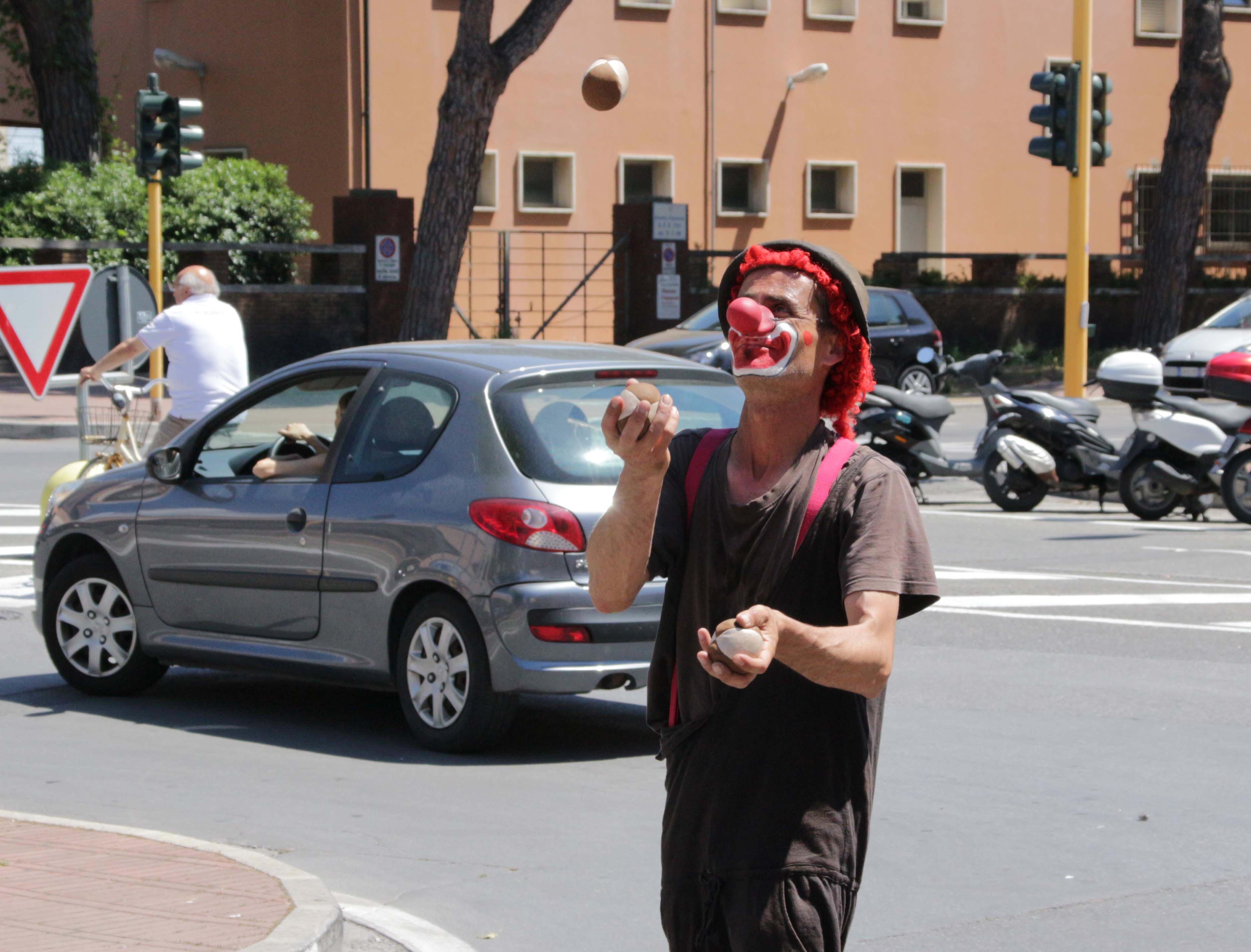 Geremia, il giocoliere che si esibisce al semaforo della stazione di Viareggio (foto Ciurca/Paglianti)
