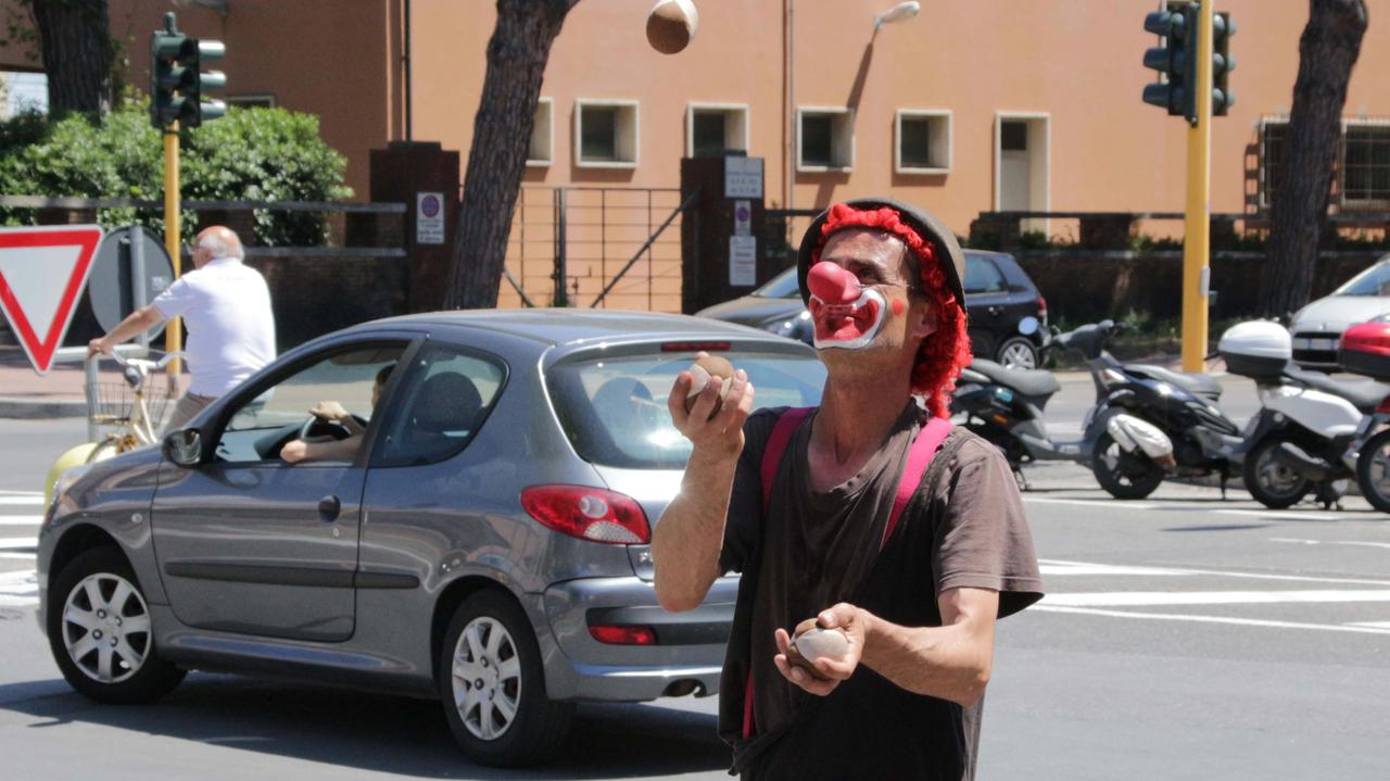Geremia, il giocoliere che si esibisce al semaforo della stazione di Viareggio (foto Ciurca/Paglianti)