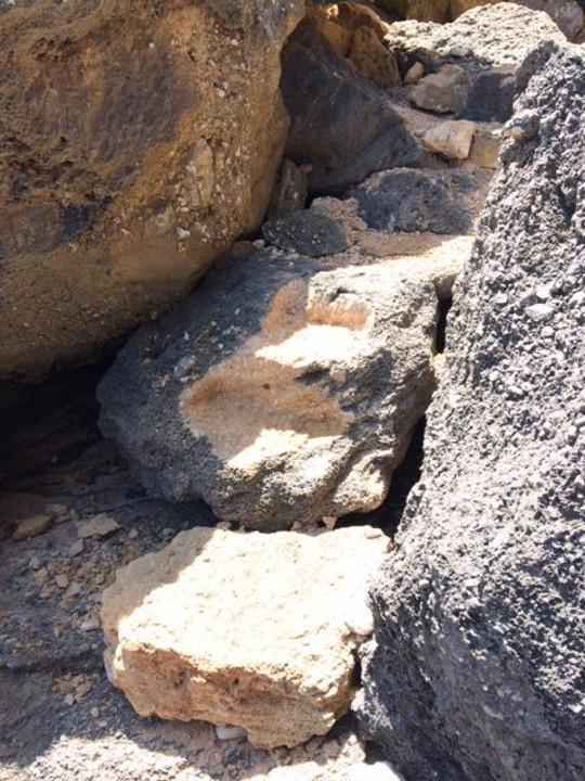 La roccia deturpata a Cala Biriala