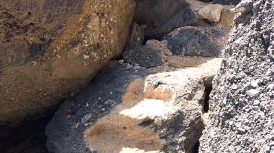 La roccia deturpata a Cala Biriala