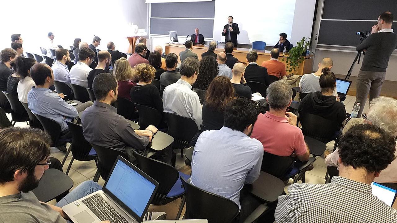 Studenti dell'Università di Pisa durante l'inaugurazione di un laboratorio tecnologico