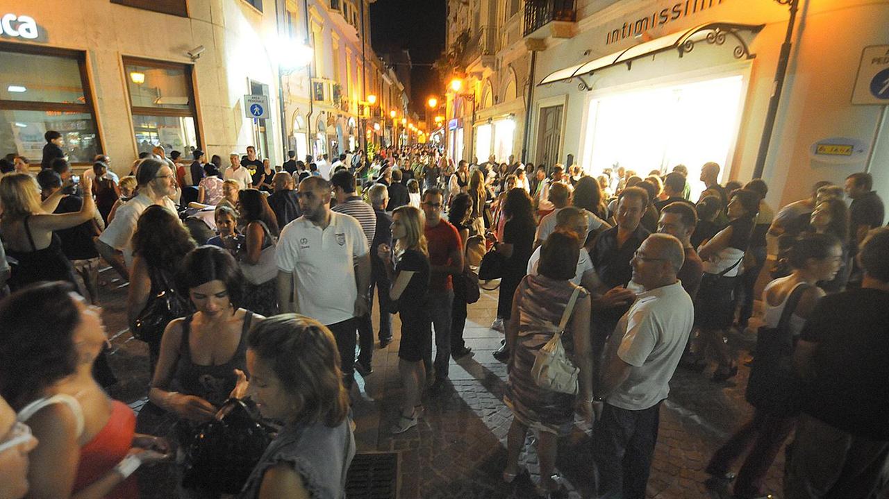 Folla nelle strade del centro in occasione di Shopping sotto le stelle