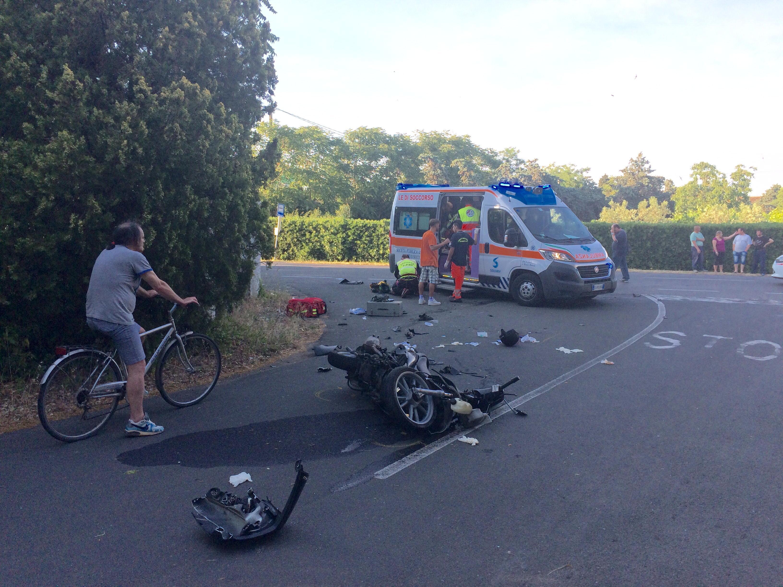 La moto distrutta nello scontro (foto Falorni/Silvi)