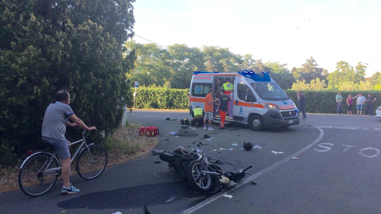 La moto distrutta nello scontro (foto Falorni/Silvi)