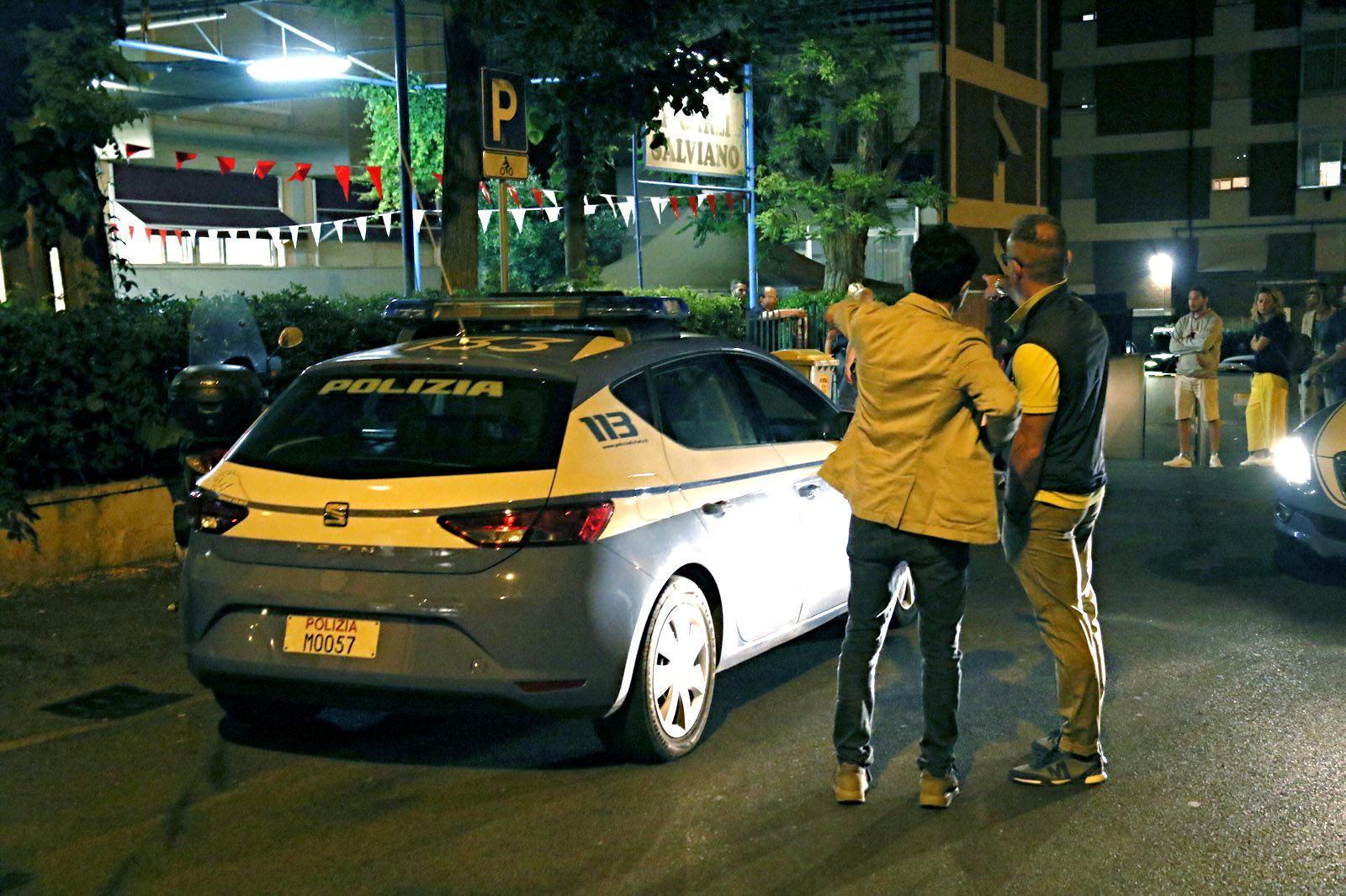 La polizia davanti al circolo Carli di Salviano