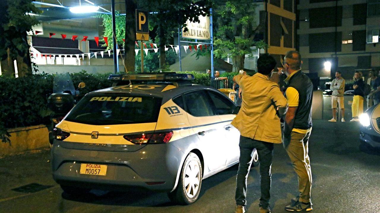 La polizia davanti al circolo Carli di Salviano