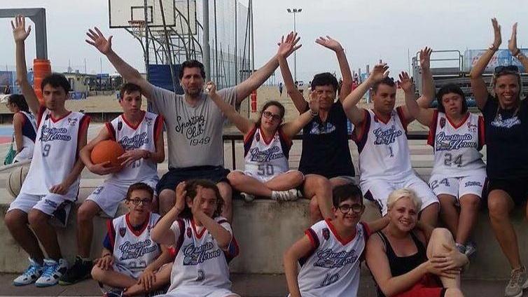 Sfilata di bambini nel segno del basket