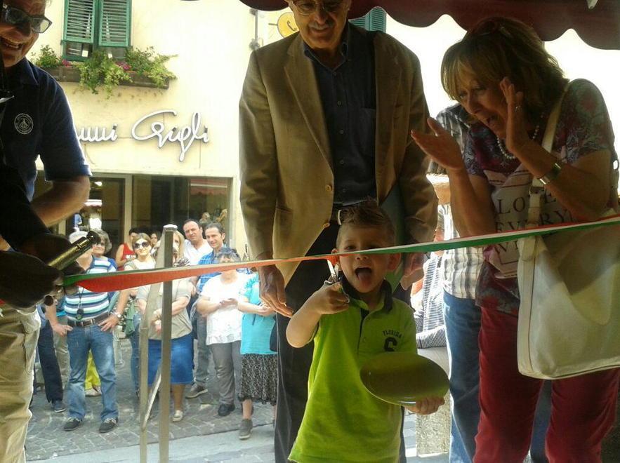 Taglio del nastro alla nuova Coop 