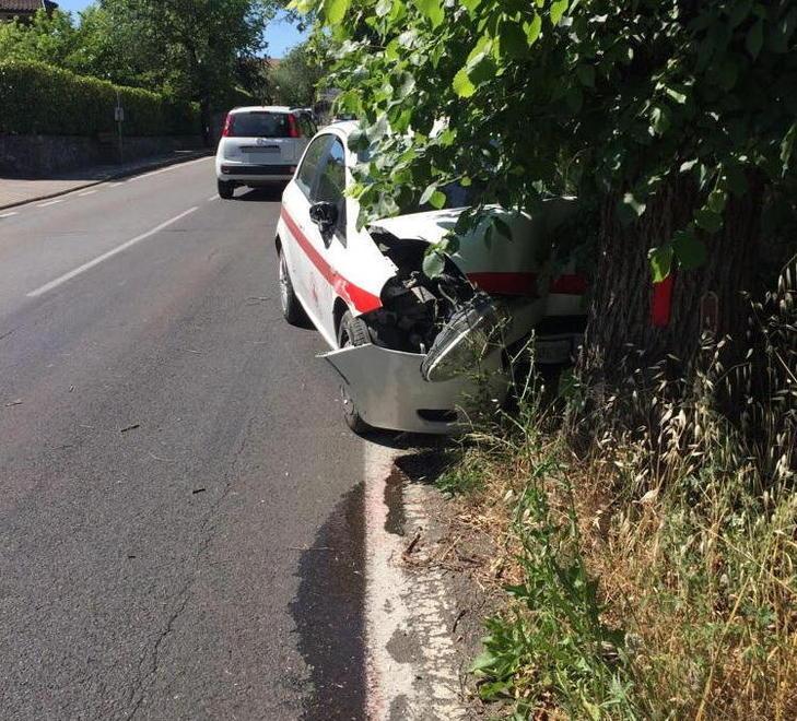 Lei cade, l’auto si muove Salvata da un carabiniere 