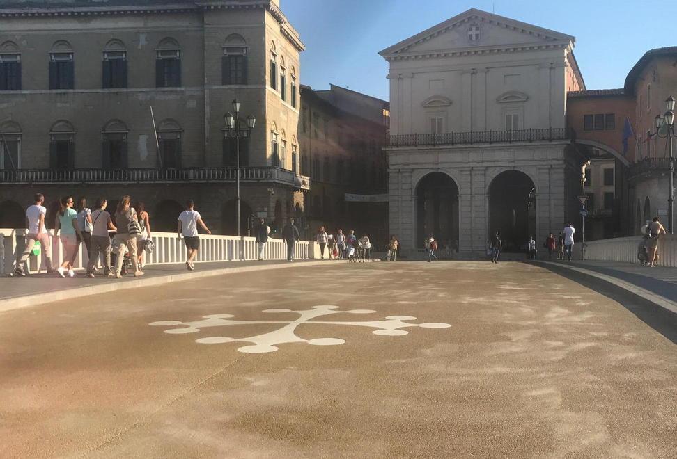 Posata sul ponte anche la croce pisana, restyling completo
