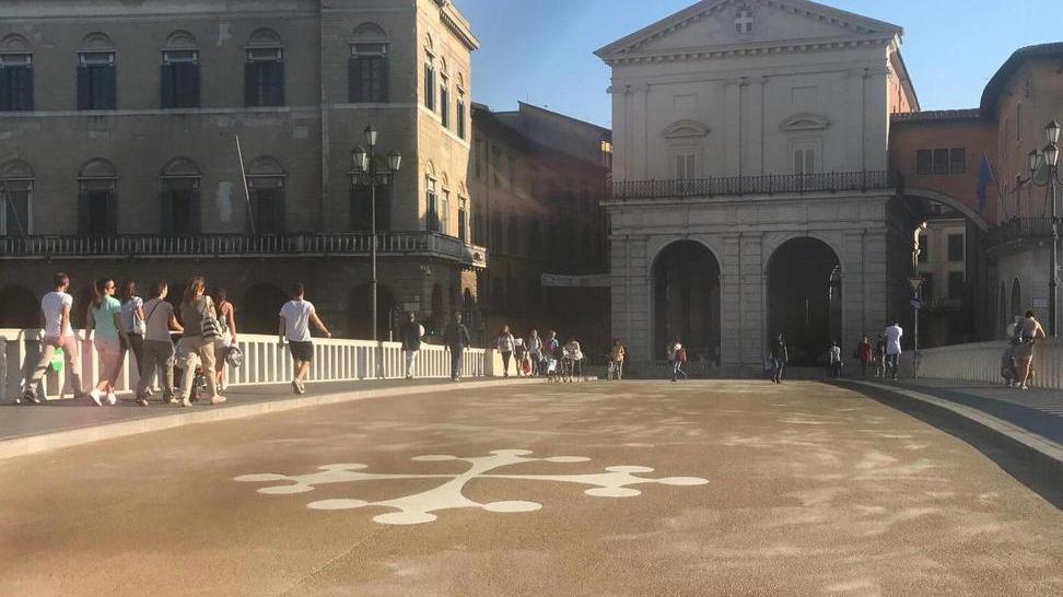 Posata sul ponte anche la croce pisana, restyling completo