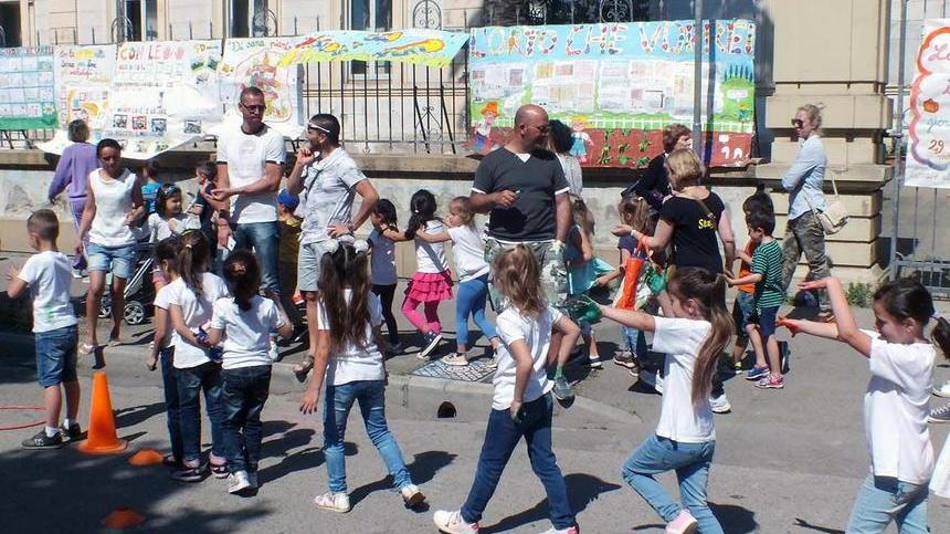 Festa di fine anno con canti, musica e laboratori in piazza
