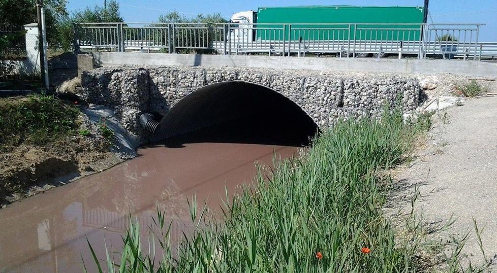 Albinia, fosso rosso e maleodorante