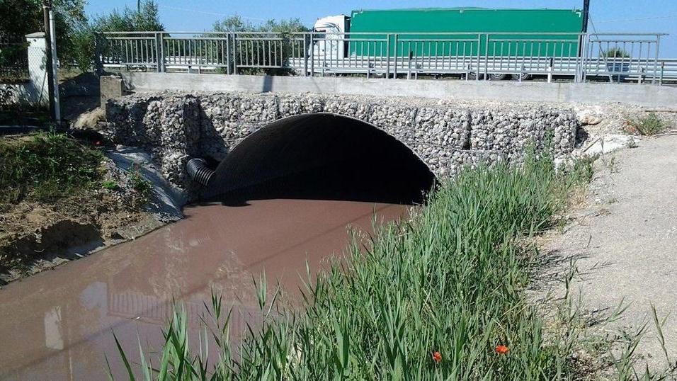 Albinia, fosso rosso e maleodorante