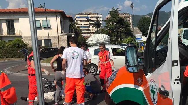 Ciclista investito da un’automobile alla rotonda