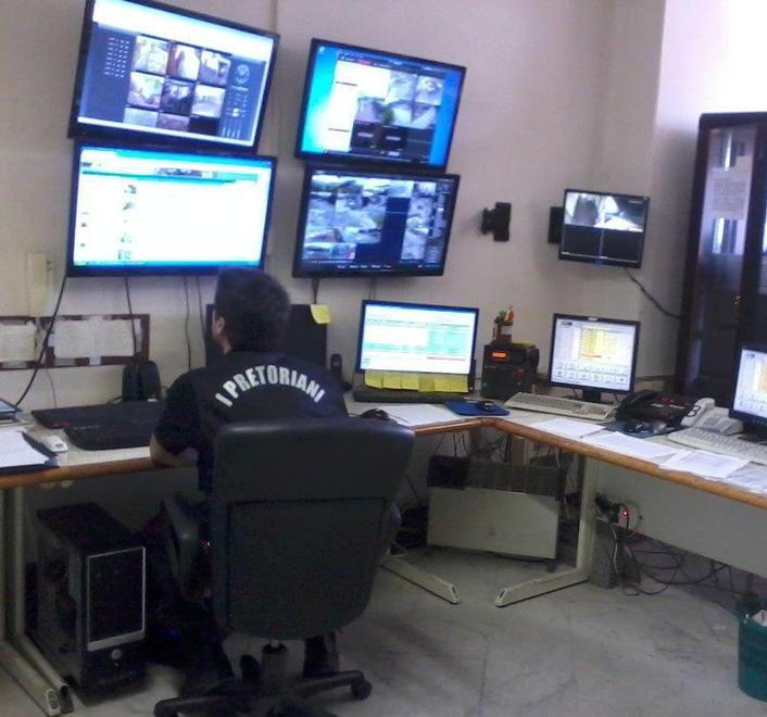 Provano a entrare in negozio ma l’allarme li mette in fuga