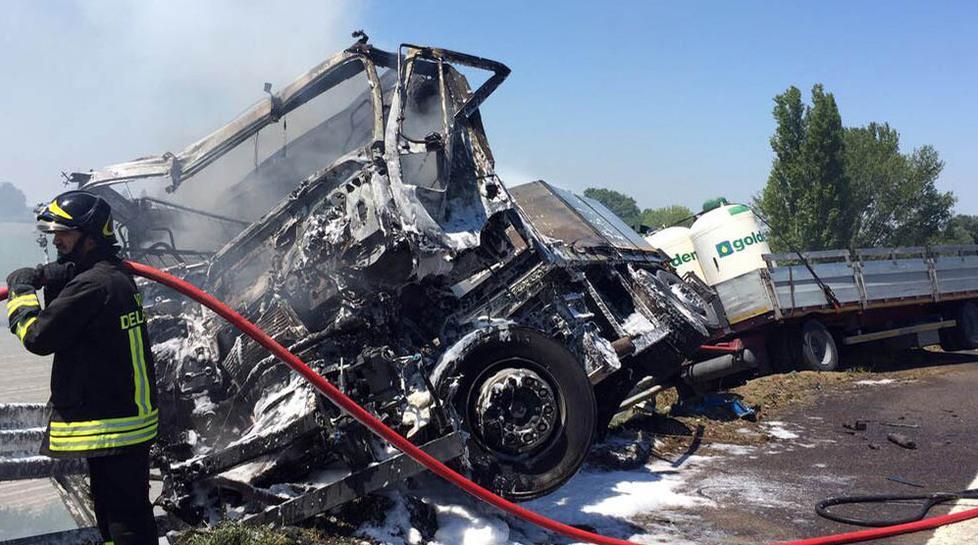 Inferno di fuoco in A13  Muore dentro al camion 