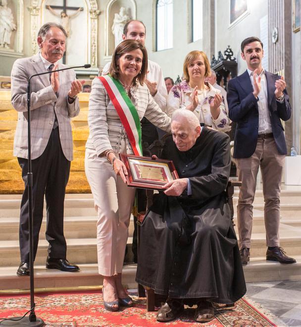 Cittadinanza onoraria a don Paolo la cerimonia in un duomo gremito