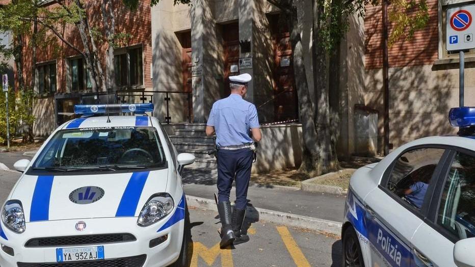 Vignola, rubano telefoni nei negozi: inseguiti e presi