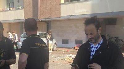 Lancia oggetti per strada e minaccia i passanti