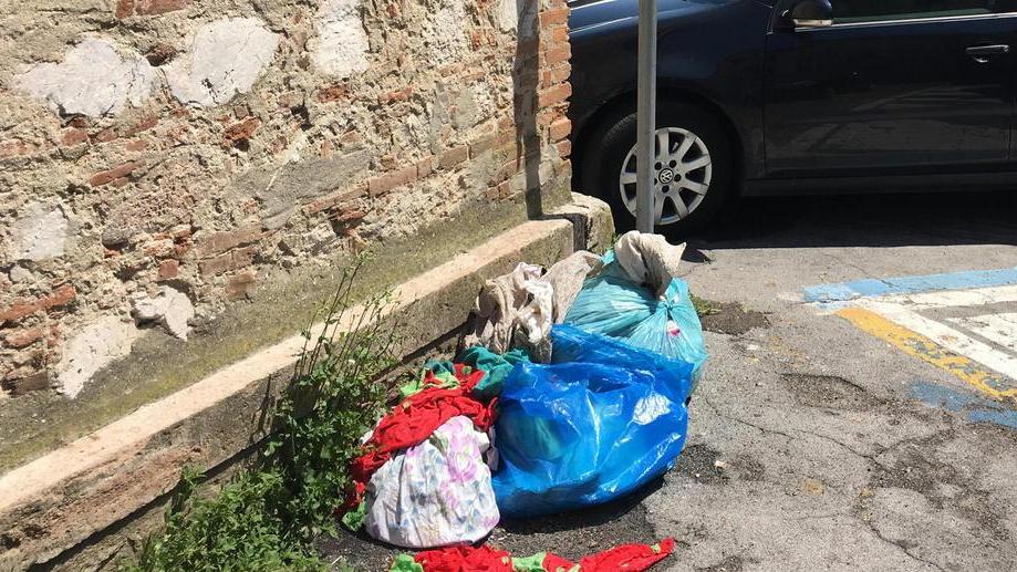 Lasciati in strada abiti destinati ai poveri