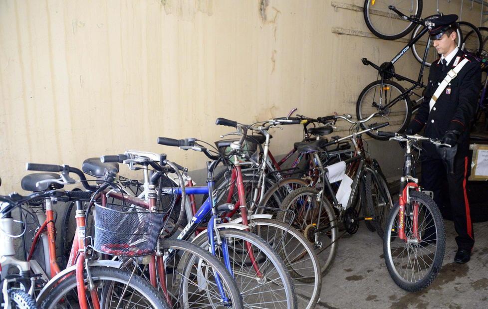Studentessa fermata sulla bici rubata Scatta la denuncia