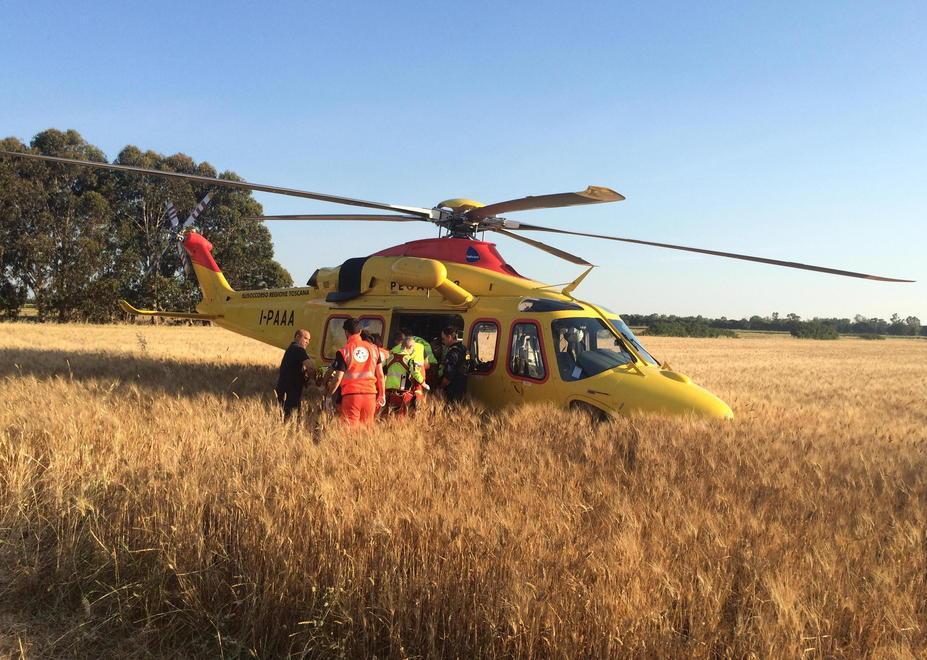 Scontro con un’auto, grave motociclista 