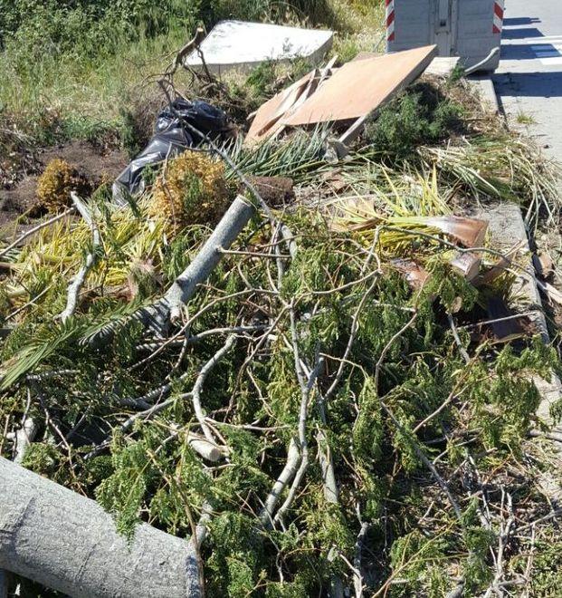 La discarica cresce dietro ai cassonetti 