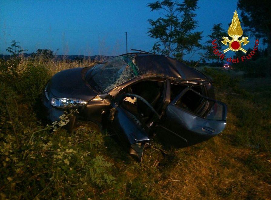 Sbanda e resta incastrata nell’auto 