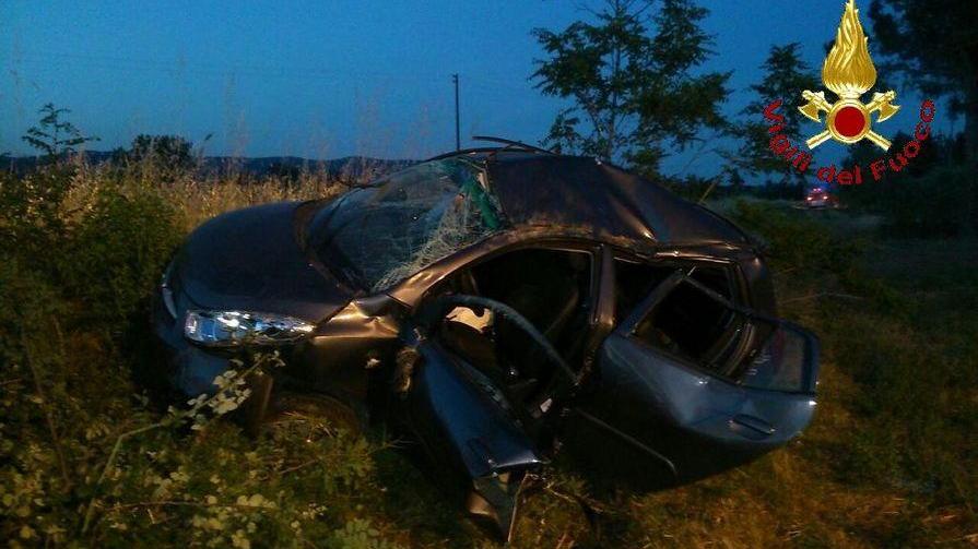Sbanda e resta incastrata nell’auto
