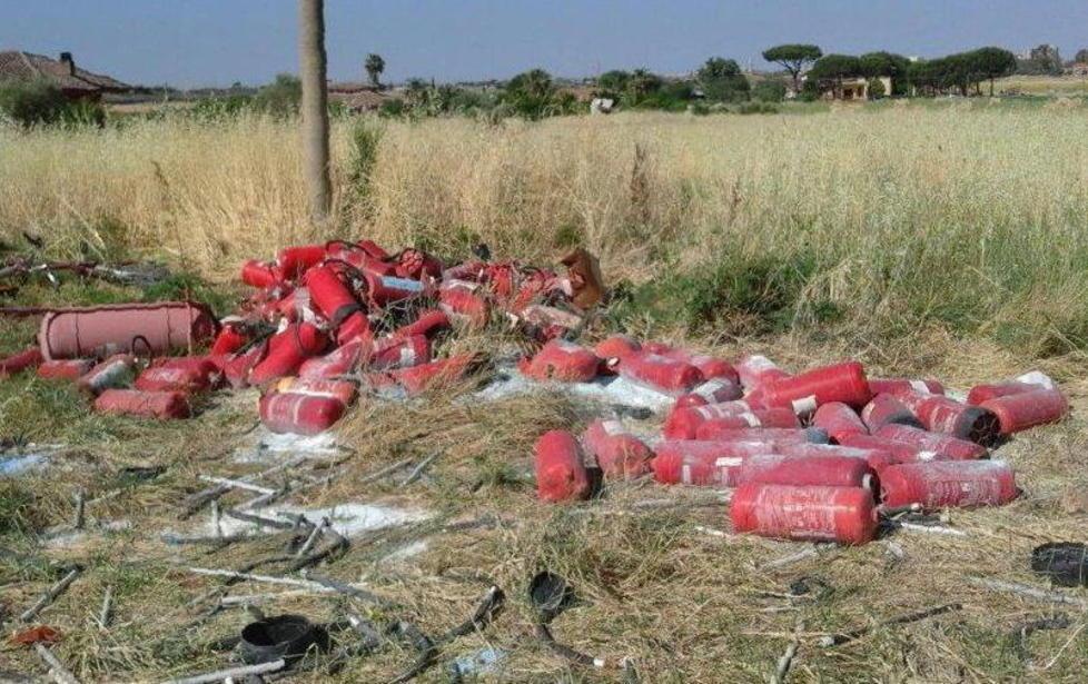 Decine di estintori abbandonati