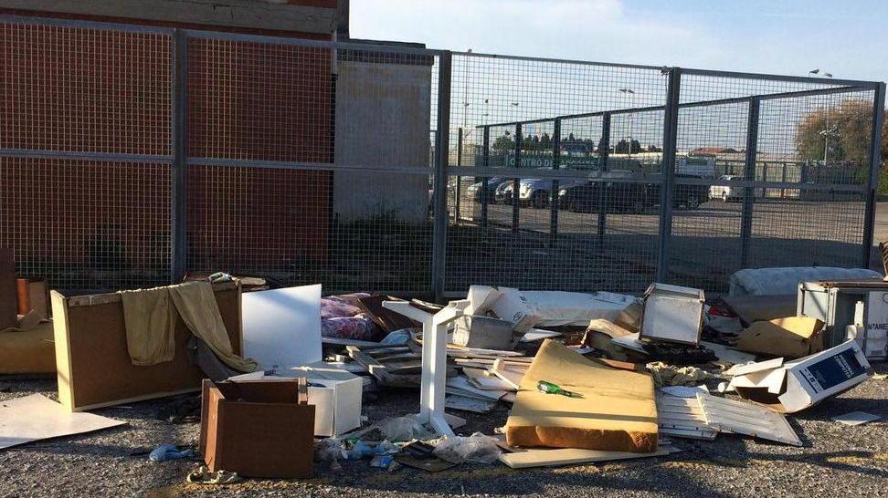 Ecco i rifiuti abbandonati al PalaMacchia