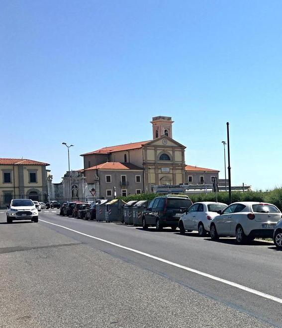Si finge il nipote per sfilarle l'anello da 50mila euro
