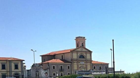 Si finge il nipote per sfilarle l'anello da 50mila euro