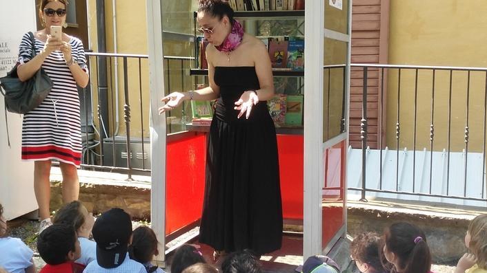 I bambini in visita alla biblioteca nella cabina telefonica