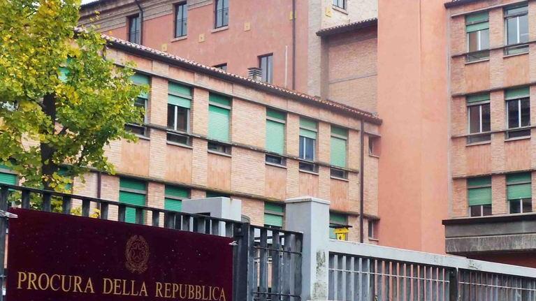 L’autopsia: fibre d’amianto nei polmoni