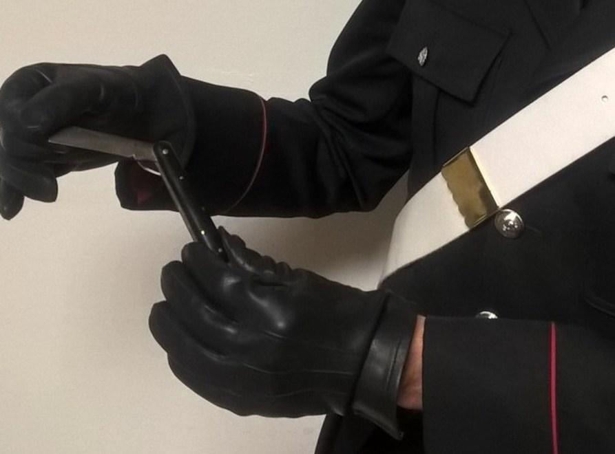 Col coltello minaccia il figlio: denunciato 