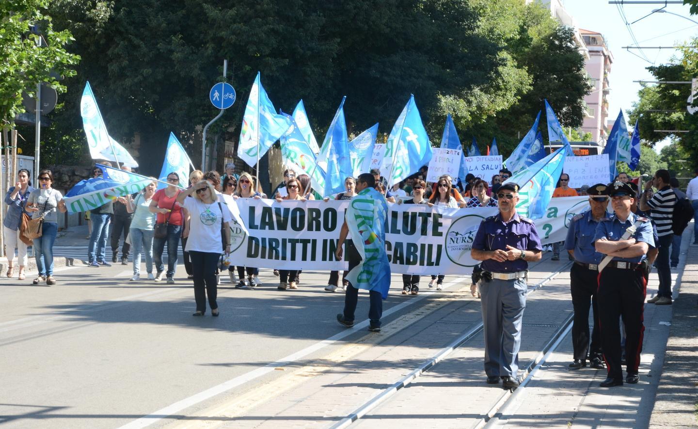 Sindacati in piazza: «Sanità allo sfascio» 