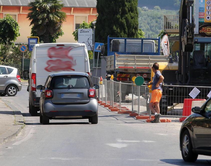 Semaforo ko e i residenti fanno i vigili 